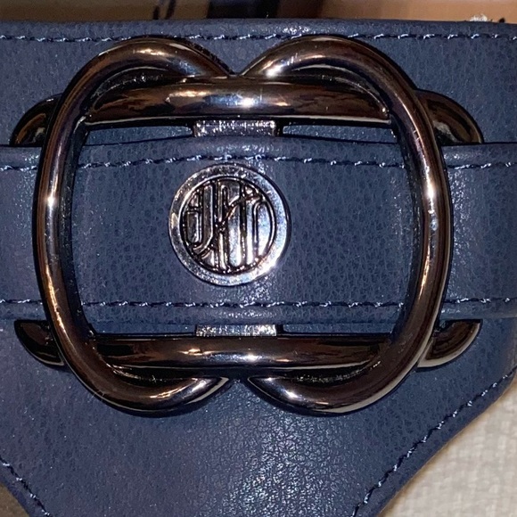 Unisa Rubber Wedge Thong Sandals in Navy and Trimmed in Silver Tone Size 10M - Picture 5 of 7